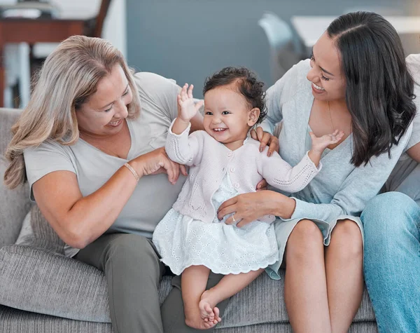 Familie Huis Liefde Baby Moeder Grootmoeder Met Geluk Woonkamer Bank — Stockfoto