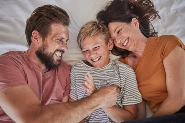 Top View Ouders Jongen Bonding Kietelen Spel Huis Familie Thuis — Stockfoto