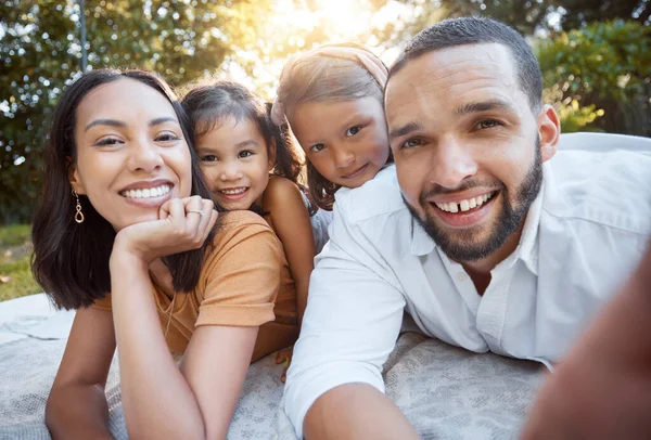 Relax Happy Selfie Family Picnic Summer Support Bonding Park Smile — Stock Photo, Image