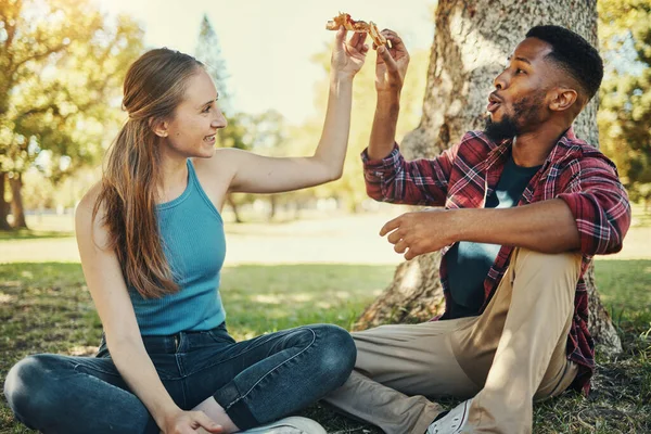 リラックス ピクニック ファーストフード 夏のデートのための公園でカップルに満足しています 自然と笑顔と絆のために草の中で昼食を食べる黒人男性と女性との愛 若者と自由 — ストック写真