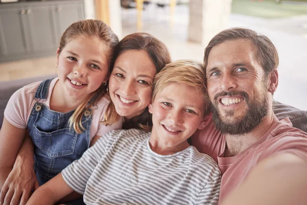 Familj Barn Och Föräldrar Tar Selfie Sitt Hem Soffan Lounge — Stockfoto