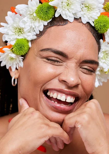 Λουλούδια Ευεξία Και Μαύρη Γυναίκα Που Γελούν Περιποίηση Δέρματος Λάμψη — Φωτογραφία Αρχείου
