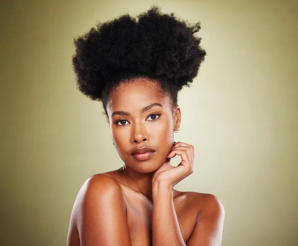 黑人妇女 护肤美容师或模特 与非洲裔模特一起在演播室里为头发促销 光彩夺目或自爱 美容美发 天然妆容或纽约女孩的健康化妆品或面部健康 — 图库照片