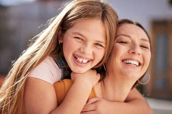 微笑和肖像的母亲和孩子在一起 拥抱和玩耍在他们的房子里 爱和小女孩抱着妈妈 在家里给予爱 积极和关爱 — 图库照片
