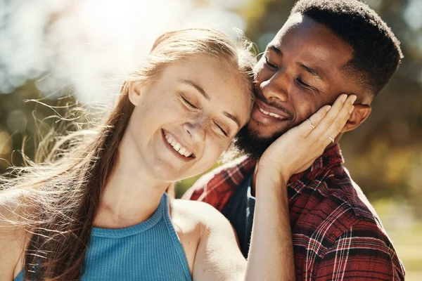 夏休みを一緒に楽しむ公園 愛と異人種間の若いカップル 愛情と幸せな黒人男性と白人女性は 抱擁と自然の中で屋外で笑顔 — ストック写真