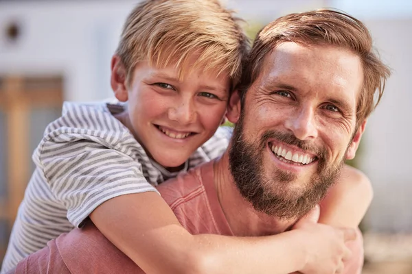 Gelukkige Familie Portret Vader Met Zoon Een Tuin Ontspannen Binden — Stockfoto