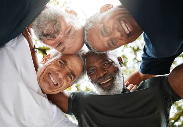 Oude Mannen Huddle Diversiteit Vrienden Teamwork Buiten Voor Solidariteit Eenheid — Stockfoto