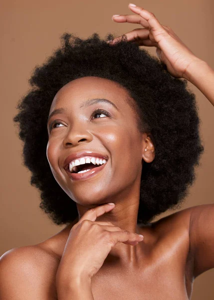 Mulher Negra Cuidados Com Pele Faciais Brilho Cabelo Com Sorriso — Fotografia de Stock