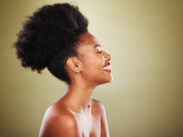 化妆品 护肤和黑人妇女与绿色工作室背景的微笑 健康和自然美 健康的女孩和自信的女性 有着有机的面部 光滑的皮肤和幸福 — 图库照片