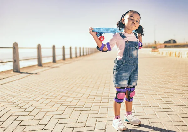 Young Girl Skateboard Ocean Walk Child Holding Board Skate Beach — Stock Photo, Image