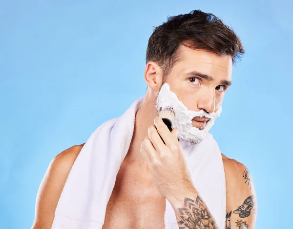 Άνδρας Ξύρισμα Και Κρέμα Προσώπου Για Περιποίηση Ομορφιάς Περιποίηση Δέρματος — Φωτογραφία Αρχείου