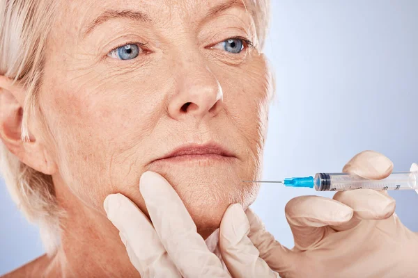 Cirugía Plástica Botox Mujer Mayor Con Aguja Inyección Cuidado Piel — Foto de Stock