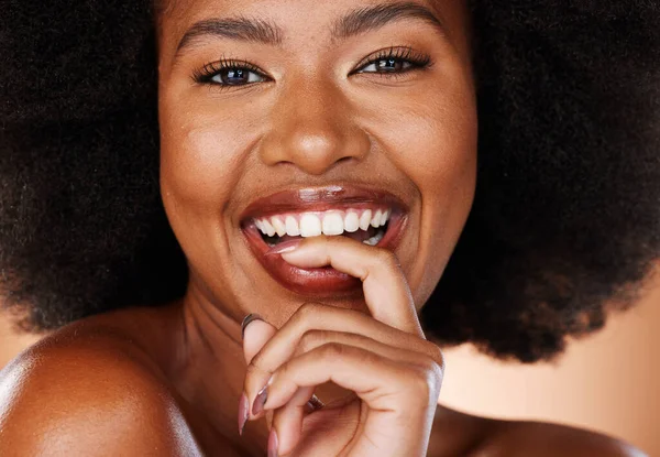 Černá Žena Přirozeným Úsměvem Krásným Portrétem Studiu Kosmetikou Pro Obličej — Stock fotografie