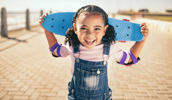 Bambino Skateboard Eccitato Attività Divertenti All Aperto Sul Lungomare Con — Foto Stock