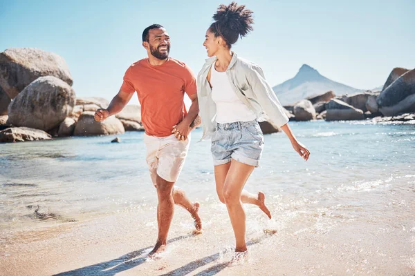 黒のカップル ビーチ エネルギー 愛と幸福と夏の休暇中に幸せながら 屋外で実行しています 自然界の新婚旅行 質の高い時間のために海で一緒に男と女 — ストック写真