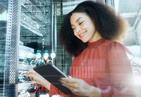 Zwarte Vrouw Tablet Server Controleren Internetverbinding Cyberveiligheid Programmeerinformatie Specialist Vrouwelijke — Stockfoto