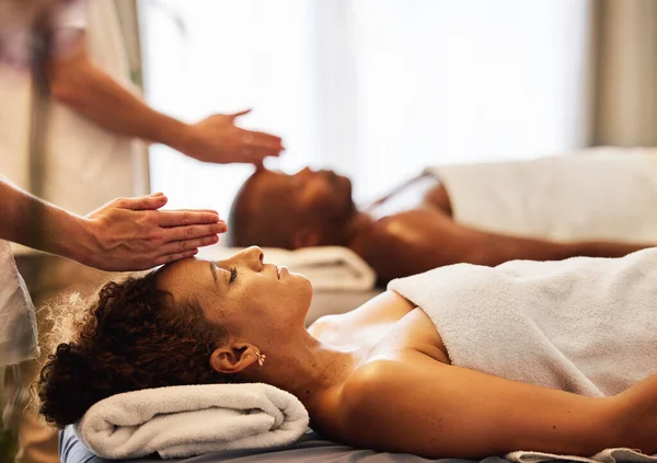 Casal Preto Massagem Cabeça Spa Luxo Para Relaxar Quarto Para — Fotografia de Stock