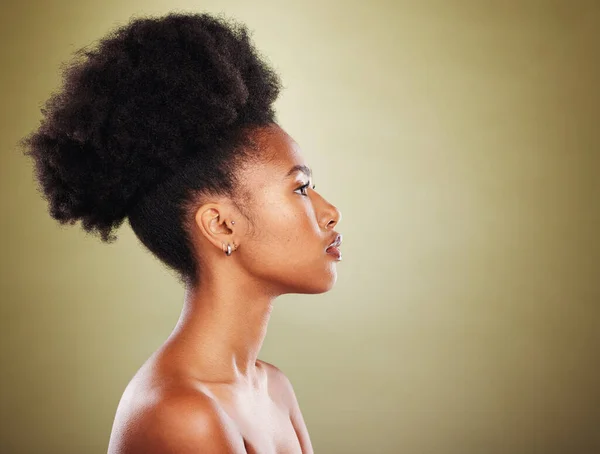 黑人妇女 头发和轮廓在工作室的美丽 护发和健康与皮肤的光泽 光泽和光泽 按工作室背景分列的非洲自然模特 非洲裔妇女和脸上化妆品 — 图库照片