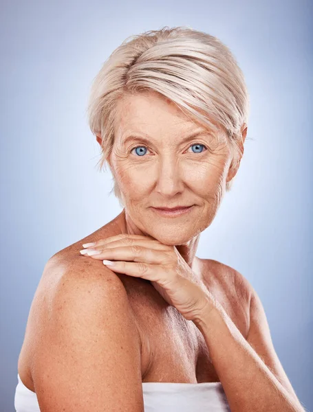 肖像和皮肤护理与一位老年妇女在工作室灰色背景的健康或自然护理 抗衰老和奢华 有成熟女性的姿态 以促进肌肤或身体护理 — 图库照片