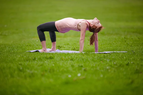 Yoga Aire Libre Una Mujer Haciendo Yoga Parque — Foto de Stock