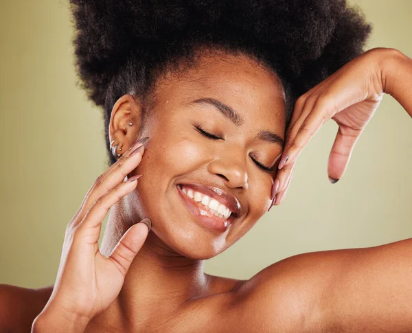 肖像或快乐的黑人女性在工作室的护肤广告 面部健康或皮肤光泽 化妆品 健康或快乐生活所需的面部 自然妆容或非洲女孩 — 图库照片