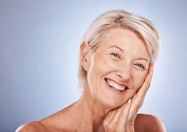 成熟女人的美丽 护肤和肖像 脸上挂着笑容 背景在工作室里 健康和赋权 拥有天然面部的老年妇女 享有健康的生活方式和身体护理 — 图库照片