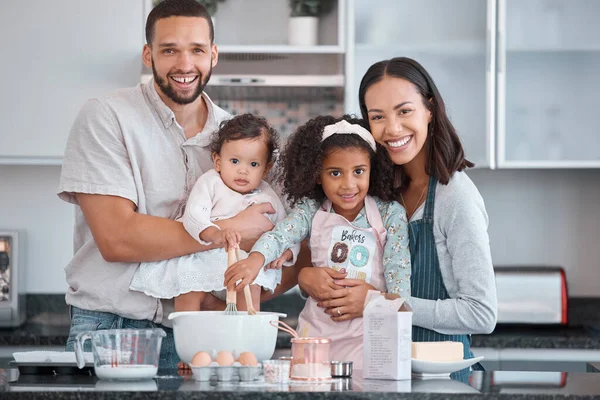 快乐的家庭 烘焙和学习的同时 教女孩在厨房柜台烘焙 爱和欢乐一起在家 妈妈和女孩或家里带着食物 配料和面粉的婴儿 — 图库照片