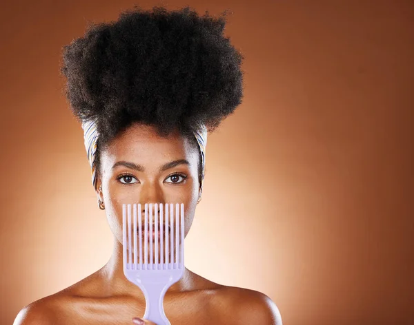 Svart Kvinna Hårvård Skönhet Eller Modell Med Afro Kam Brun — Stockfoto