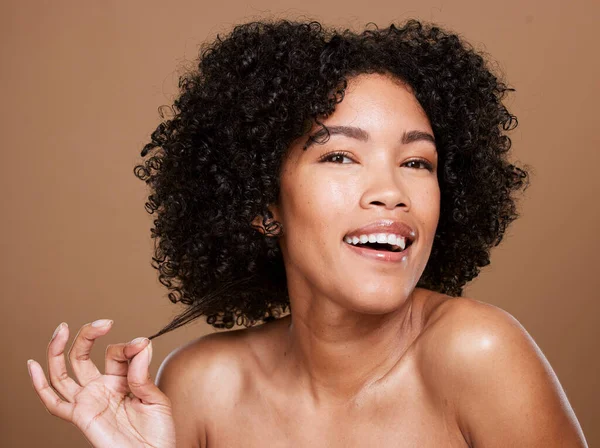 Siyah Kadın Doğal Kıvırcık Saç Sağlığı Modeli Lüks Kozmetik Ürünleri — Stok fotoğraf