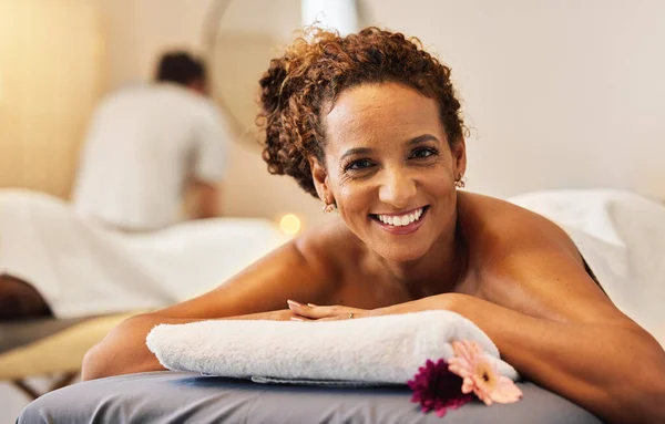 Černá Žena Úsměv Relaxovat Masáži Lázních Pro Kosmetickou Péči Pleť — Stock fotografie