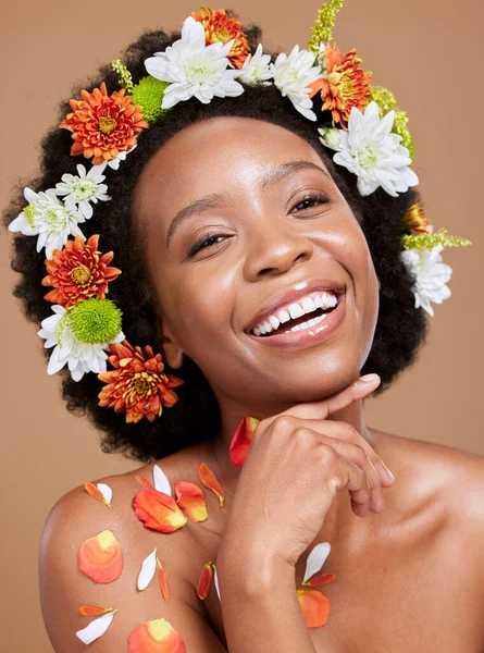 Mujer Negra Cuidado Piel Flores Para Belleza Natural Tratamiento Bienestar — Foto de Stock