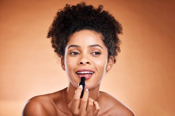 Zwarte Vrouw Afro Gezicht Gloeien Lippenstift Studio Achtergrond Voor Morgens — Stockfoto