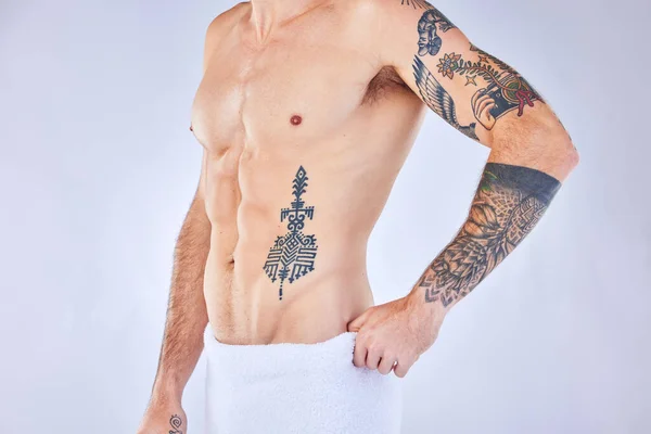 Tatuaż Mężczyzna Lub Żołądek Ręczniku Dla Zdrowia Wellness Mięśni Tle — Zdjęcie stockowe