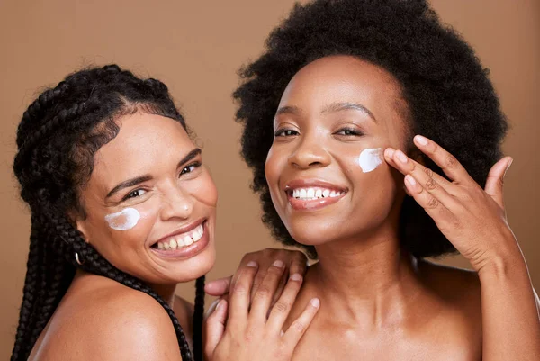 Belleza Amigos Mujeres Negras Con Crema Facial Para Cuidado Piel — Foto de Stock