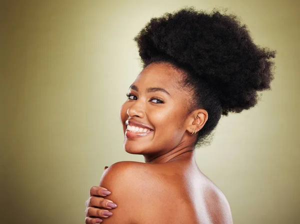 面部肖像 皮肤护理和背面的黑人妇女在工作室的绿色背景模型 拥有健康 明亮皮肤和自然美的尼日利亚快乐女性模特的化妆 美感和健康 — 图库照片