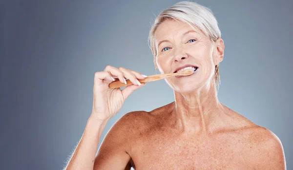 Szczotkowanie Zębów Portret Starsza Kobieta Pracowni Stomatologicznej Stomatologicznej Stomatologicznej Marketingiem — Zdjęcie stockowe