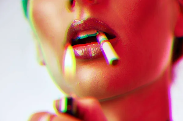ネオンライト メイクや口でスタジオでタバコを吸う女性と美しさ タバコやライター 化粧品 中毒性と光と煙の製品に炎と審美的なモデルの顔 — ストック写真