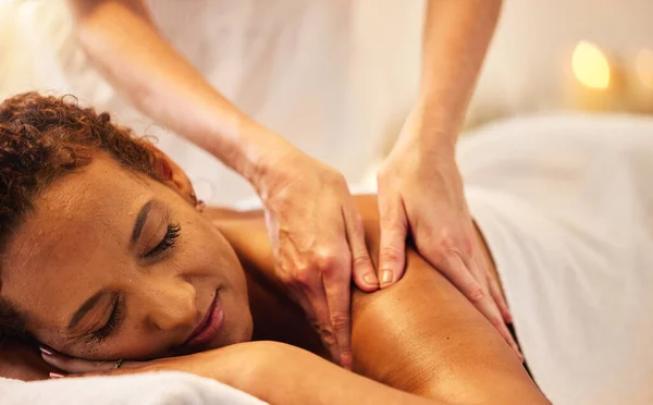 Spa Massagem Bem Estar Uma Mulher Cuidados Com Pele Resort — Fotografia de Stock