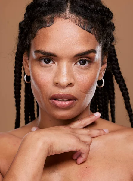 Schoonheid Haarverzorging Gezicht Van Zwarte Vrouw Studio Bruine Achtergrond Voor — Stockfoto
