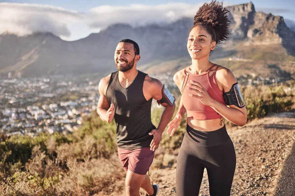 健康的な体 健康とワークアウトのために一緒に山の上を走るフィットネス カップル やる気 自然と黒人男性と女性の運動 市内でのワークアウトやマラソントレーニングを行う — ストック写真
