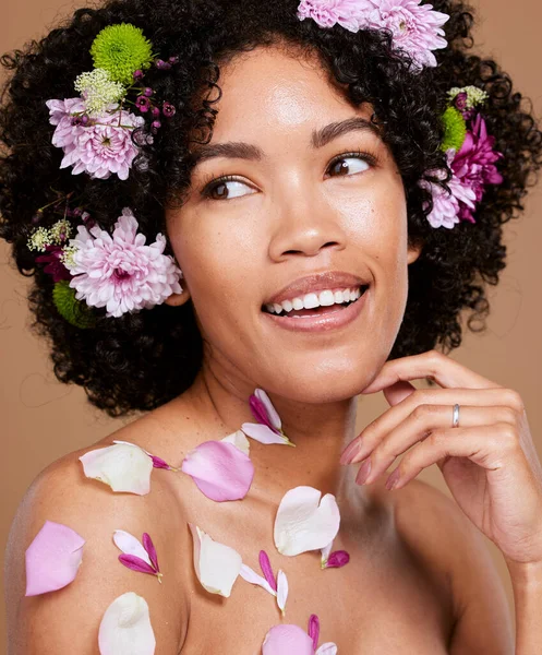 Belleza Maquillaje Pelo Mujer Negra Con Retrato Flores Fondo Estudio — Foto de Stock
