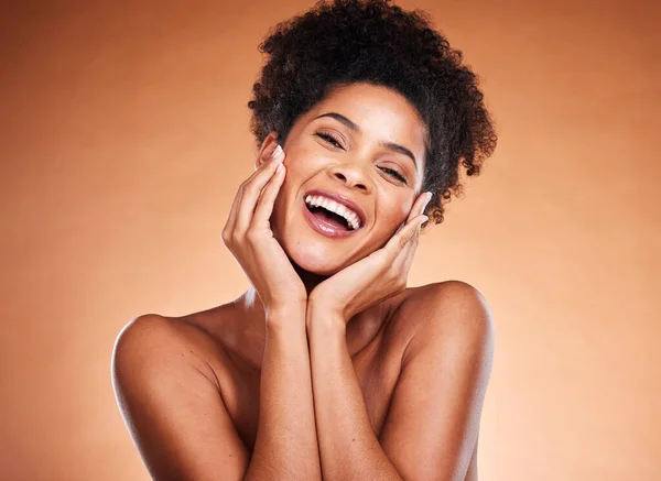 Huid Schoonheid Portret Van Zwarte Vrouw Met Glimlach Studio Oranje — Stockfoto