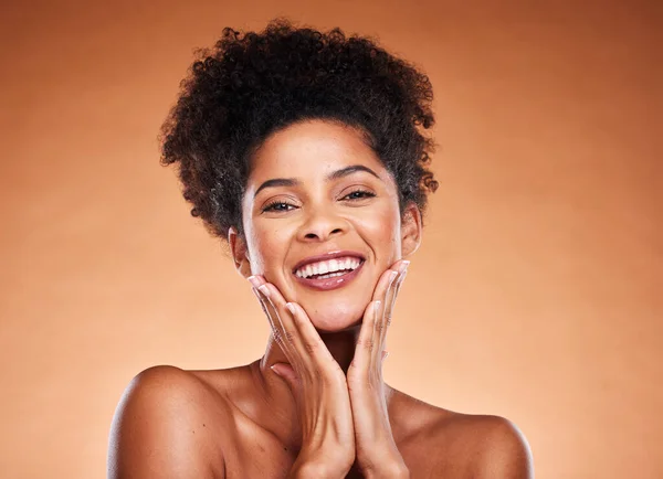 黑人女性 有牙齿和笑容 适合在工作室背景下进行面部护理 化妆品或化妆 美容治疗中女性模特因口腔卫生或牙齿卫生满意而笑的画像 — 图库照片