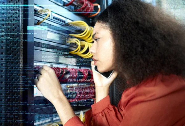 Het Technicus Telefoongesprek Zwarte Vrouw Denken Verward Serverruimte Datacenter Voor — Stockfoto