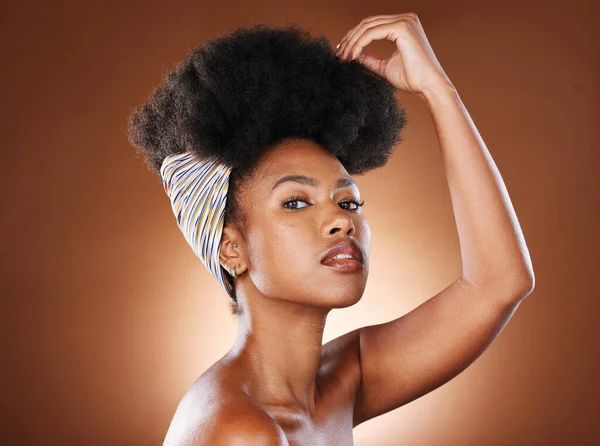 黒の女性は ファッション スタジオや美しさ 服やナイジェリア遺産の文化のためのアフロの髪とスカーフ アフリカの女の子モデルの肖像画 自然な巻き毛と髪のケアの美しさのためのヘッドラップ — ストック写真