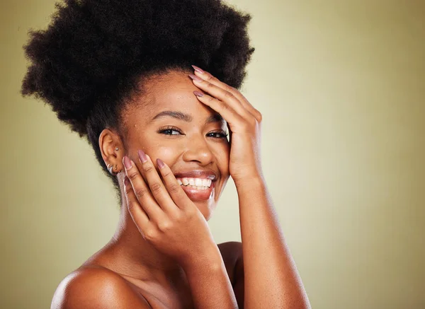 Schoonheid Huidverzorging Handen Het Gezicht Van Een Zwarte Vrouw Voor — Stockfoto