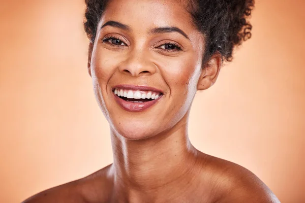 Portret Cosmetica Zwarte Vrouw Met Huidverzorging Glimlach Gezond Met Natuurlijke — Stockfoto