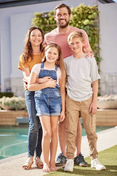 Happy Family Outdoor Portret Van Mama Papa Kinderen Met Knuffel — Stockfoto