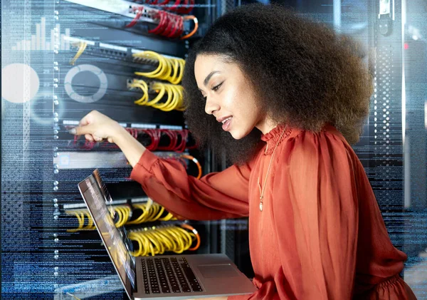 Zwarte Vrouw Laptop Server Met Internetverbinding Check Cyber Security Programmering — Stockfoto