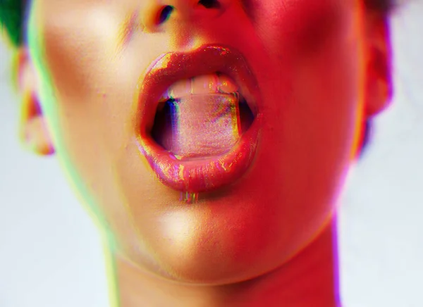 化粧品 ネオンライトの背景のための口の中の女性 美しさと氷のキューブ セクシーな女性とともに赤い唇でスタジオのためにファッションGrunge美的 凍結水と高級のためにVapwave Mokup — ストック写真